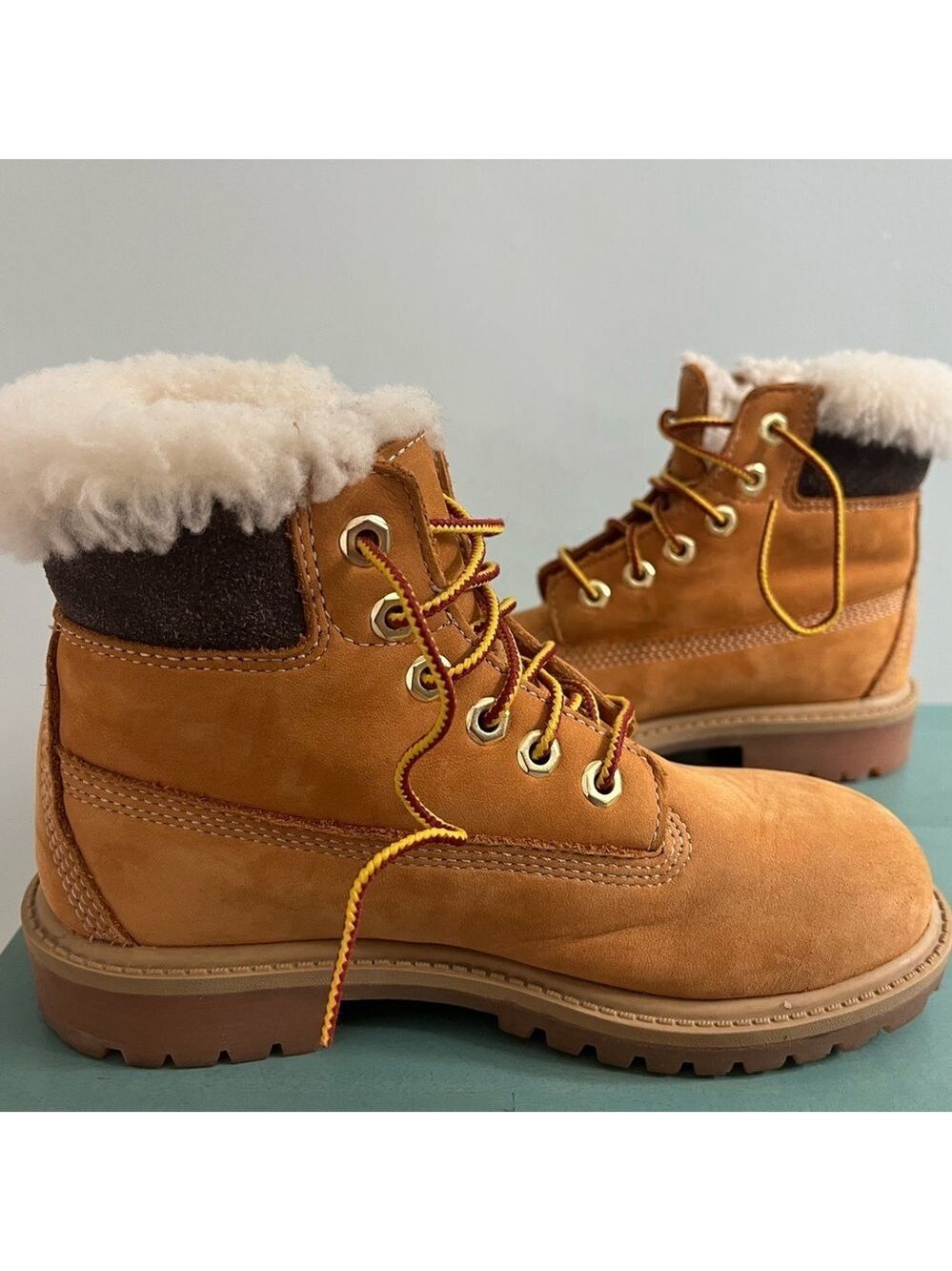 Youth 1.5 Timberland Classic weather resistant laceup boots faux‎ shearling rim